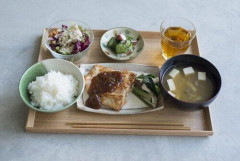 【悲報】社食、300円から480円に値上げして半月で閉店の危機
