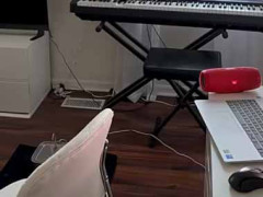 電子ピアノの電源を入れていた。この音、ちょっとズレてますね → 専属の調律師はこちらです。