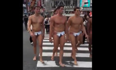 「これ逮捕してよ」渋谷の中心に現れた「上裸・裸足・逆三角形マッチョ」外国人集団（動画あり）