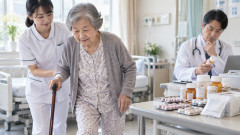 【医療の闇】「薬を減らしたら寝たきり患者が歩き出した」日本の高齢者をヨボヨボにする“過剰医療”