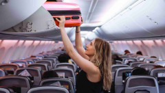 飛行機内で頭上の荷物棚に手荷物を持ち上げられなかった女性に激しいバッシング「他人に手伝わせて当然という特権意識が不快」