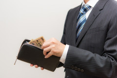 彼女とのデート代に毎回1万円を使っていて、本当にきついんだが…