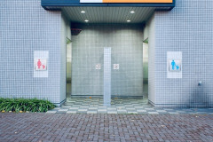 トイレに行く時も、SAで休憩する時も、コンビニに寄る時も、携帯を手放さない妻。毎月一度はトイレか椅子に携帯を忘れるのだ。
