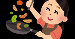 おにぎりが歪でサイズもまちまち。オムライスの皮卵もうまく覆えない。10年経ってもこれか、嫁よ。