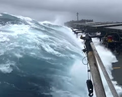 【動画】南シナ海で巨大なうねりを横から食らったばら積み貨物船からの映像が(((ﾟДﾟ)))
