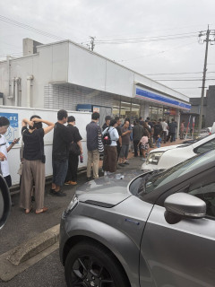 【画像】ポケモンカード買う人の行列凄すぎるwww