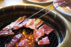 【謎】焼肉のトング、生肉掴んだやつでひっくり返したら意味なくね？