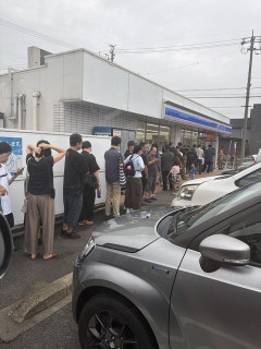 【画像あり】ポケモンカード買う人の行列、凄すぎるｗｗｗｗｗ