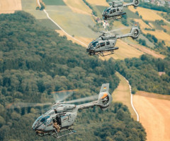 「攻撃ヘリ」全廃のドイツ、軽攻撃ヘリH145Mが複数機で空を飛ぶ… 原形機はカワサキも共同開発！