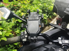 バイクでスマホホルダー使ってる奴、スマホカバー付けたまま装着してる？