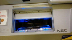 【悲報】ATMで現金を引き出した後、うっかり取り忘れて帰宅。10分後に慌てて戻るとお金はなくなっていました