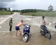 【動画】水のかけ合いをして愛車を失う悲しい男が撮影される（ノ∇`）