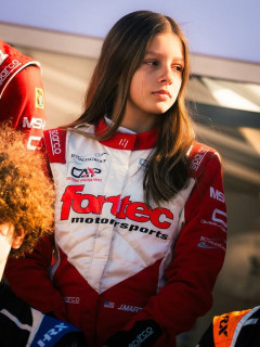 【画像】イギリスF4(GB4)に出てる15歳女子ドライバーさんの耐火スーツパツパツお胸がこちら