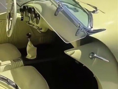 ドアが前へスライドして車体の中に消える1954年の車「今の狭い駐車場にこそ欲しい」【海外の反応】