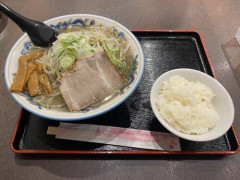 【悲報】ワイ「すいませんライス大盛りで頼んだんですけど」ラーメン「あーすいません（不貞腐れ顔）」