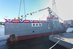 自衛隊海上輸送群向けの新型艇「あかね」が進水…ミサイル車両も積載可能！