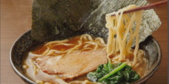ラーメン山岡家「卓上ニンニク」大量投入が物議…“無料”でも「退店命令」「損害賠償請求」が認められる“境界線”は？
