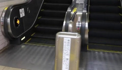 駅のエスカレーターで女性の尻を触った男「これで勘弁してほしい」と２千円を差し出して立ち去る　兵庫県尼崎市