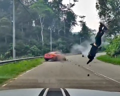 【動画】カーブを曲がりきれなかったバイクの人が空中2回転(@_@;)