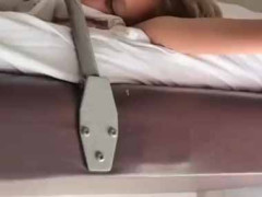 みんなで寝台列車に乗って旅行に出かけた。それぞれ疲れてお休み中 → やっぱり家族は似ています…