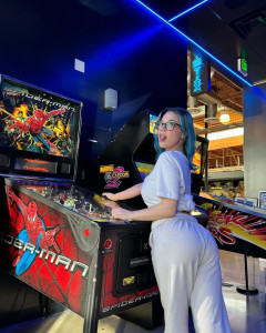 【画像】アメリカのゲーム配信者のシャーロットちゃん、16歳でこの身体😨