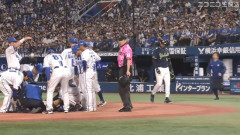 ＤｅＮＡの捕手・松尾　折れたバットが頭頂部を直撃で緊急交代　球場騒然　その場に倒れこむも歩いてグラウンド外へ
