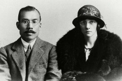終点駅で挙動不審にしている金髪外人女がいた。　俺「あー…….last stop」  外人「え、マジで！？」  俺「！？」