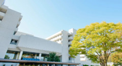 部下の男性職員に対して「男なんだから扉を開けたまま着替えろ」と発言。　課長級の女性職員（５０）をパワハラ・セクハラで減給の懲戒処分＝静岡県立病院機構