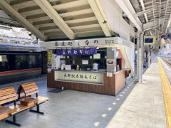 そりゃホームからなくなるわけだ･･･「立ち食いそば」が絶滅寸前の危機 哀愁漂う昭和の遺産がなくなりつつある理由