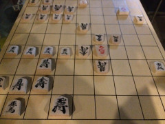 【衝撃】電車で詰将棋を見ていたら隣の人にチラ見され、そのまま考えていると…