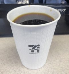 【朗報】コンビニコーヒー、MサイズにLが入ってしまう…