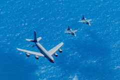 空自F-2戦闘機およびKC-4A空中給油機が、米空軍のKC-135空中給油機と共同航空訓練を実施！