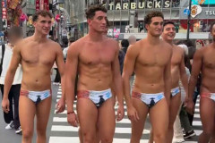 【画像あり】渋谷にトップレスの水着外人が大集合！！！