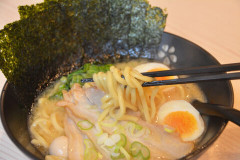 ラーメン屋ワイ「…」もぐもぐ 客「ごちそうさま」ワイ「丼あげろよ」