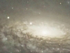 渦巻銀河の写真に1つだけ増えた光の点、遠くの超新星をとらえた比較映像「年寄りだからウインカー出しっぱなし」【海外の反応】