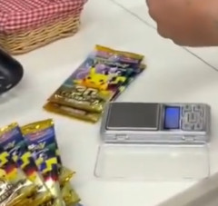 【悲報】コンビニのレジで堂々とポケカサーチする動画が撮影される
