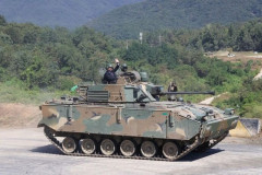 「K2(戦車)にも乗ってみたい」アンコールドライビング…15カ国の外交団を魅了した韓国防衛産業！