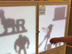 「なかをこっそりのぞいてみよう」と書かれたトイ・ストーリーの棚、扉に映るウッディの影が動いてる【海外の反応】