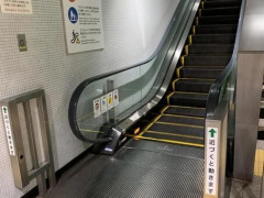 【異常】男さん、駅のエスカレーターで『一線』を超えてしまう・・・・