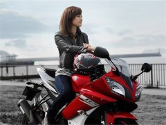 家族を事故で失い感情が壊れた俺はパーキングエリアで毎日ボーっとしていた。　女ライダー 「なにかが見えるんですか？いつもいますけど」俺「……！？」