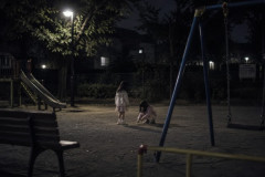こんな時間に小学1年生ぐらいの女の子が公園で2人で遊んでたんだが？