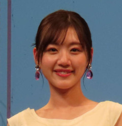 元日向坂46女優「バターの女王」真っ赤なロングワンピースドレス＆銀ティアラショット公開