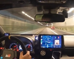 【動画】高速道路を飛ばしていたポルシェが壁走りをしてしまう。