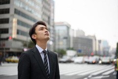 【悲報】東京の男性正社員の年収中央値が761万という現実