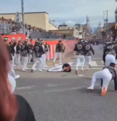 【悲報】お祭り男、ド派手に転落して無事祭りの伝説へ