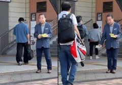 外国人「日本では元首相でも街頭で普通にビラ配りするらしい…」