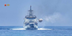 中国海軍の055型ミサイル駆逐艦「咸陽」が、模擬海上目標に向けて主砲を発射！