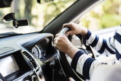 アラサー彼氏さん、運転がヘタすぎるペーパーなのに500万円するセダンを買ってしまう…….