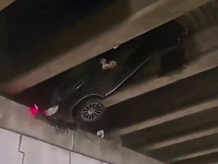 高架の橋桁と壁のすき間に車がはさまった事故現場「どうやったらあんな所に入るんだ」【海外の反応】