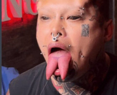 【画像】「身体改造」にハマった男性　白目を黒く染め、舌を分割し、指も2本切断　ついでにヘソも取る